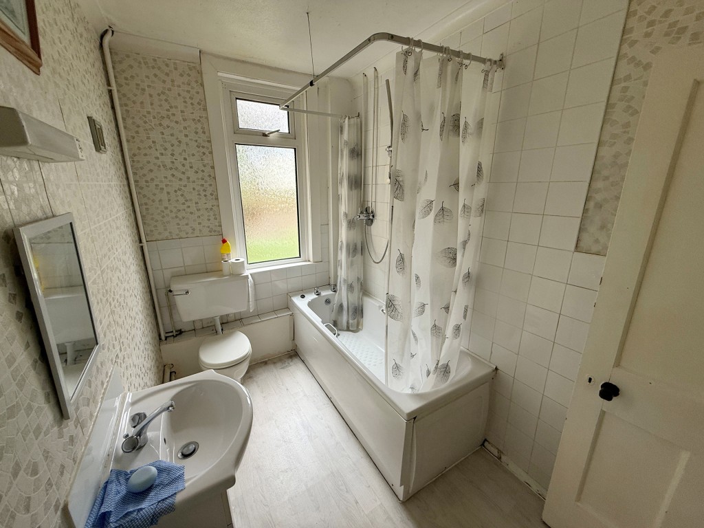 Lot: 107 - FOUR-BEDROOM DETACHED HOUSE FOR REFURBISHMENT - Bathroom with WC